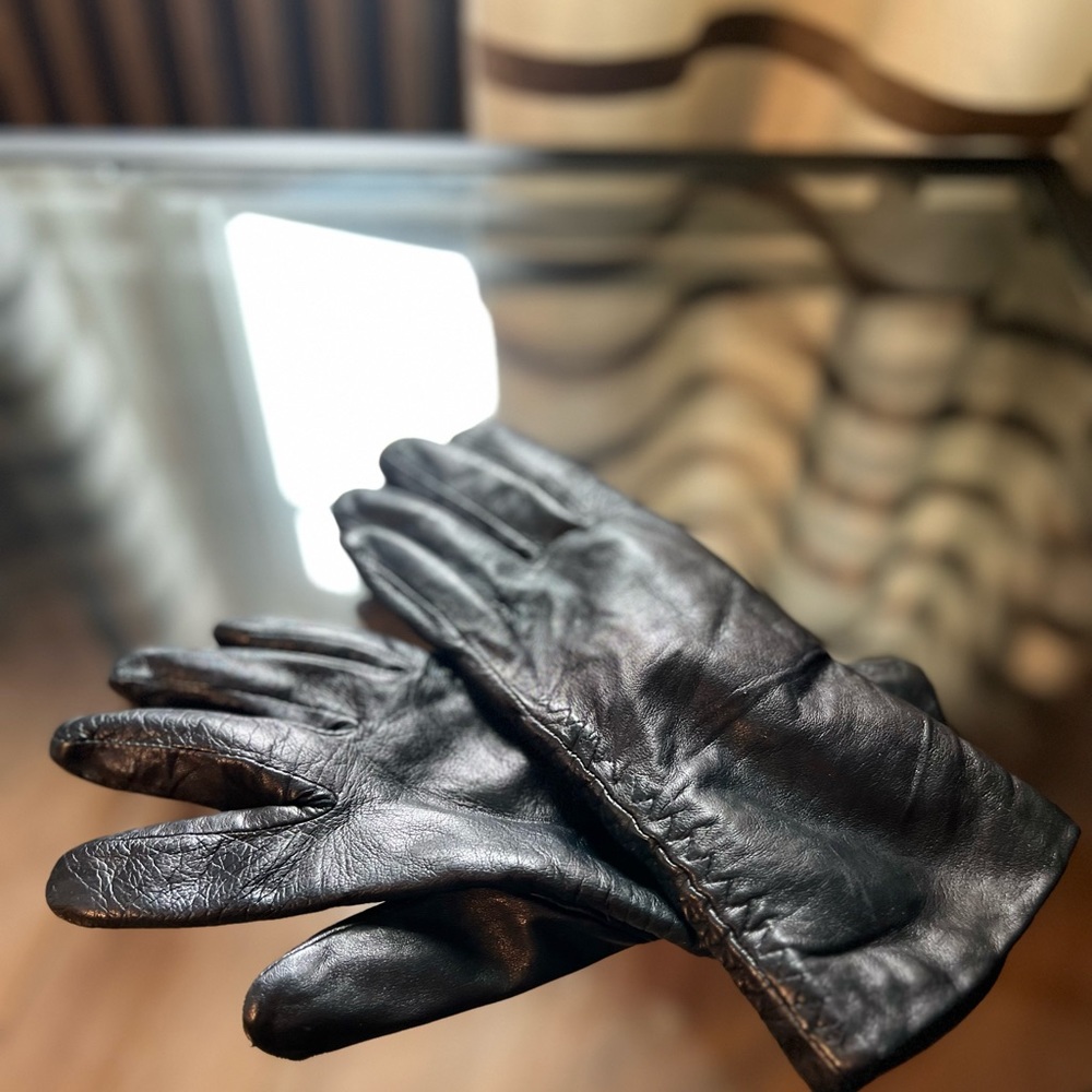 Polished leather gloves